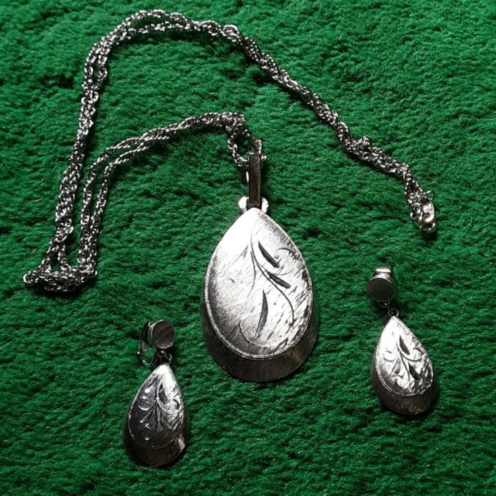 Necklace & earrings